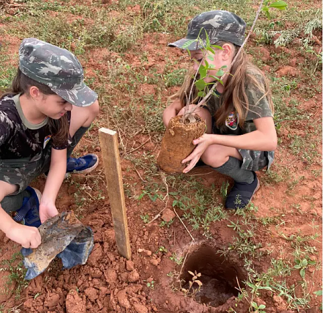 Pelotão Esperança promove educação ambiental com plantio de mudas