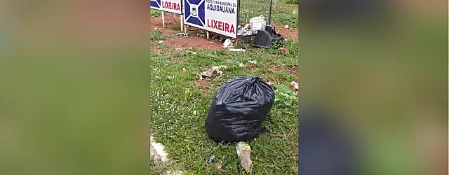 Lixo largado bem ao lado de lixeira mostra mau exemplo em Piraputanga