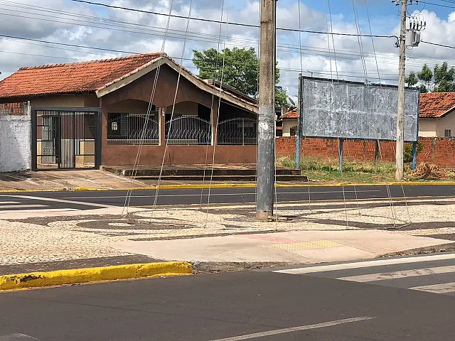 Jovem perde controle de direção de moto e bate em poste em Aquidauana
