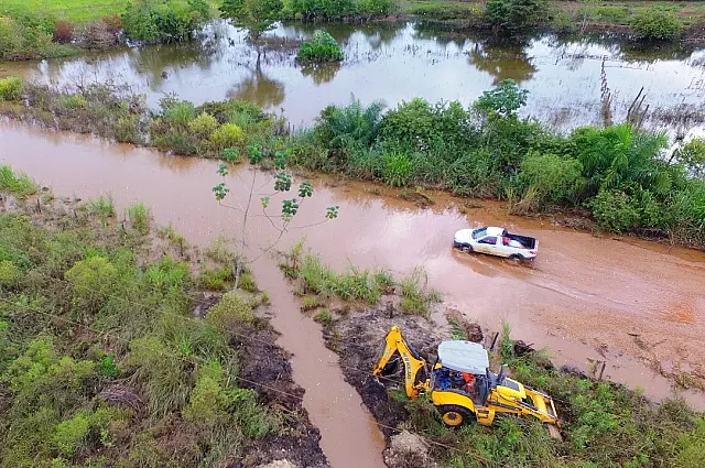 Obras esgota água acumulada em trecho da estrada do Sucuri
