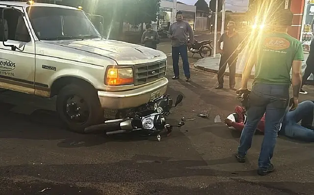 Motociclista fica gravemente ferido após acidente com caminhão