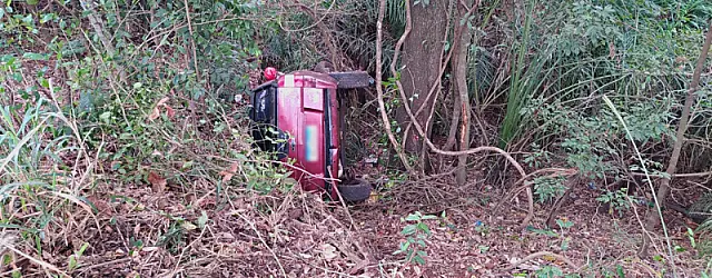 Nas proximidades de Anastácio, carro desgoverna e capota mata adentro com motorista