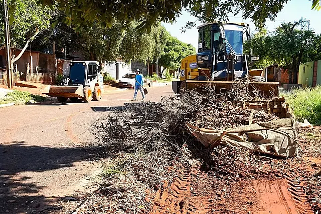 Equipe municipal realiza manutenção bairros de Aquidauana