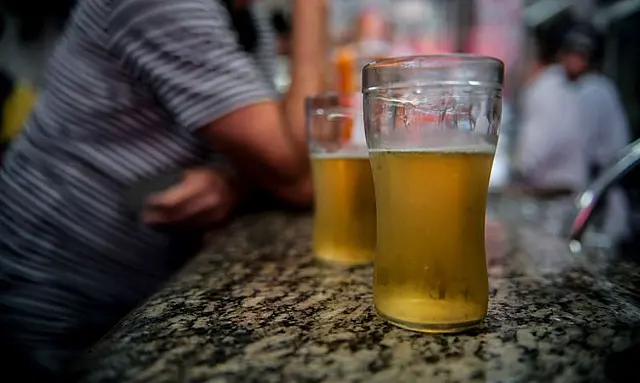 Quatro pessoas são presas por fornecer bebida a adolescente