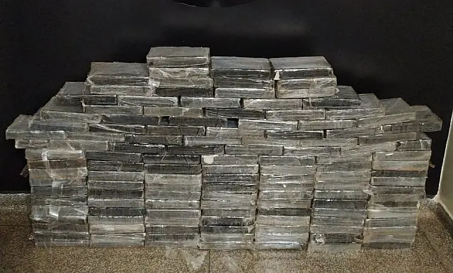 Polícia apreende 139kg de cocaína em veículos empresariais clonados