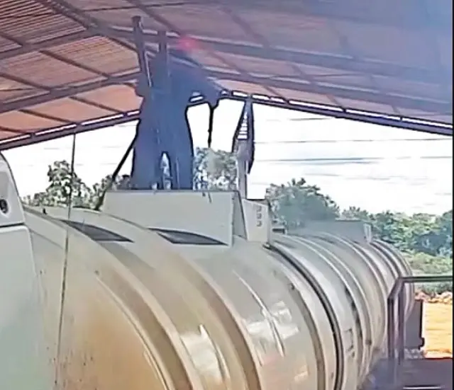 Explosão em caminhão-tanque deixa funcionário gravemente ferido