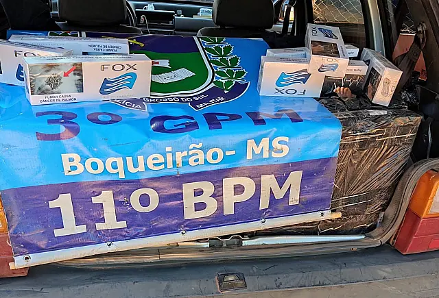 PM apreende veículo com 450 pacotes de cigarros contrabandeados