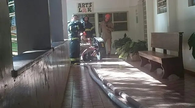 Sala de exames de hospital é atingida por incêndio neste domingo