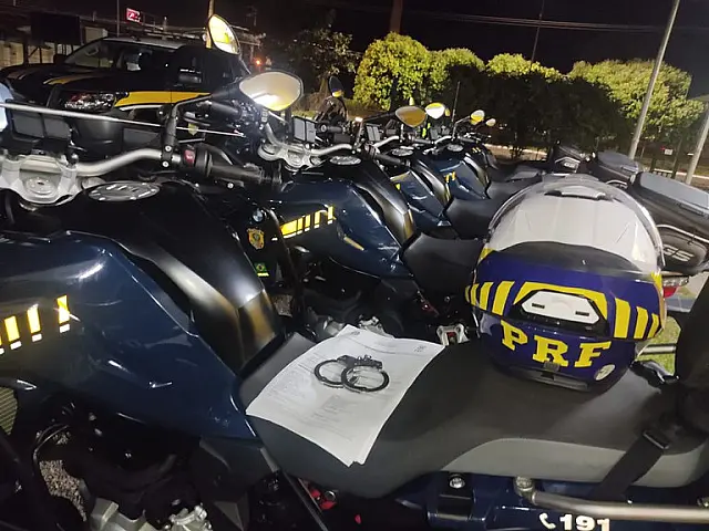 PRF prende homem com mandado de prisão em aberto