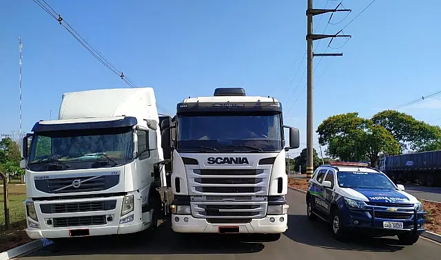 Na rota dos cigarreiros, PM apreende duas carretas com produto contrabandeado