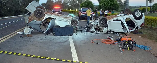 Veículos batem de frente em Miranda, pegam fogo e dois homens morrem