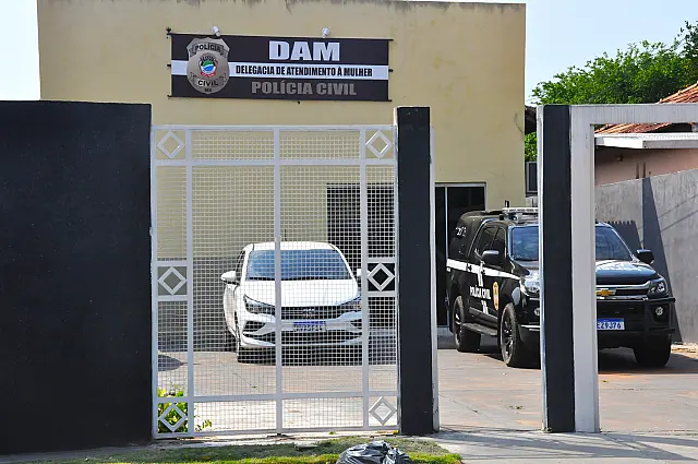 Na tentativa de esfaquear a esposa, homem apanha com cabo de vassoura em Aquidauana