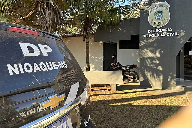 Mulher dá soco na boca do ex-marido que sumiu com o filho