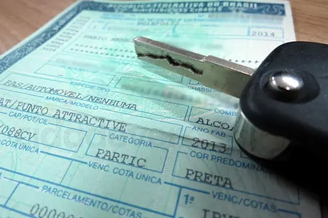 Proprietário de veículo que pagar licenciamento por app deve esperar que documento chegue em casa