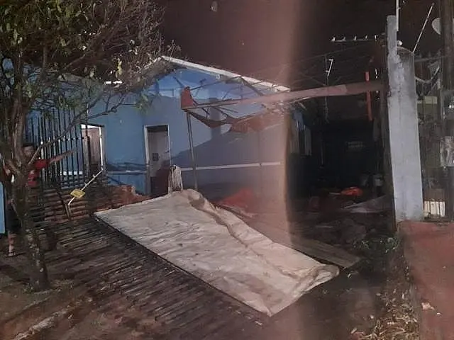 Temporal com vento forte e chuva de granizo causa estragos na fronteira
