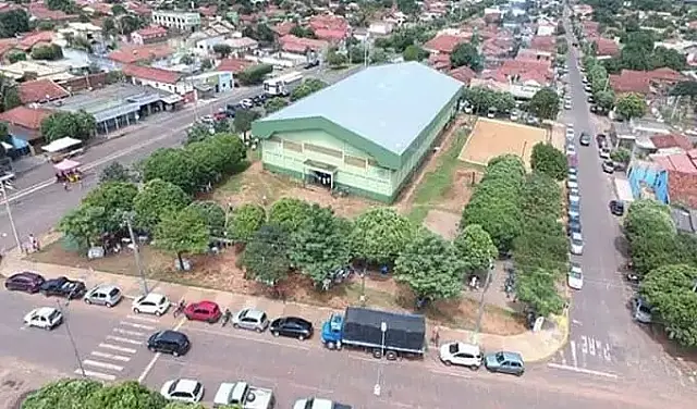 Adolescente com covid é levado para delegacia ao ser flagrado fazendo festa