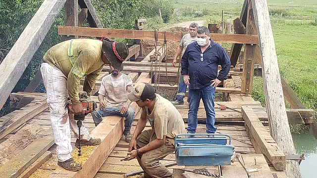 Prefeito visita ponte sobre Rio Laudejá para verificar obras de reparo