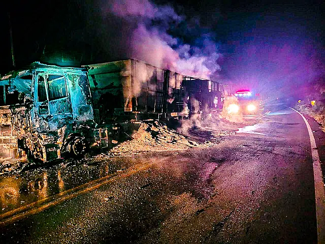Carreta fica destruída após pegar fogo em Bodoquena