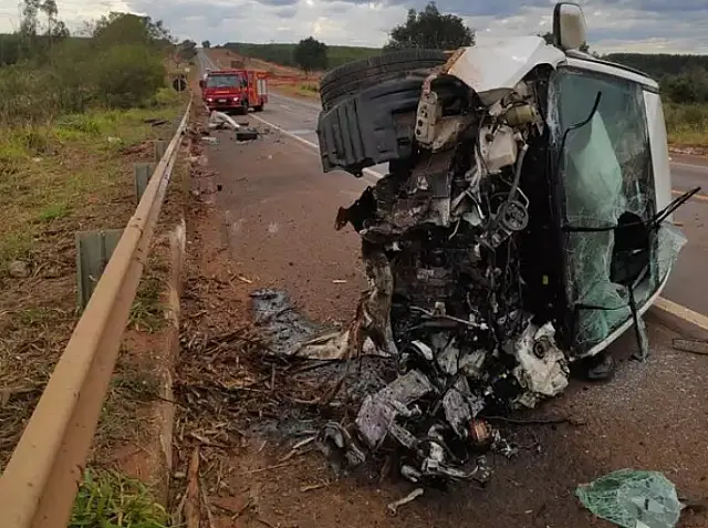 Carro ocupado por gestante e bebê bate em carreta e tomba na BR-262