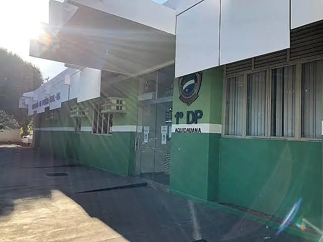 Homem joga droga no chão, inicia fuga de moto e acaba preso pela Polícia Militar