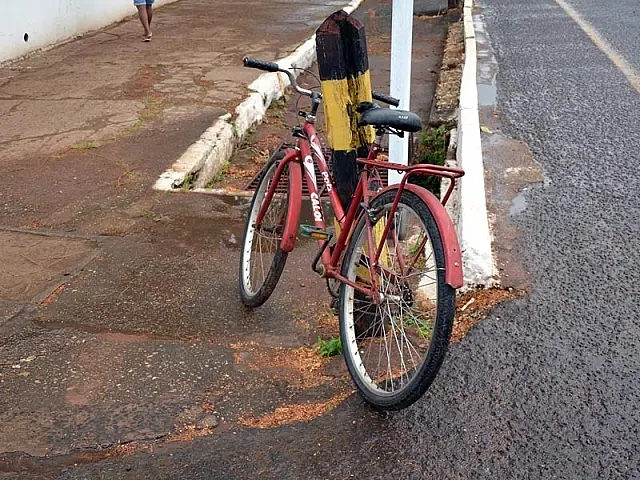 Ciclista que ia ajudar a mãe é atropelada por militar em frente ao quartel