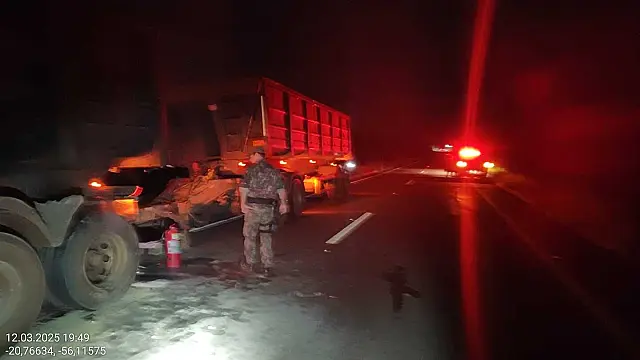 Carreta carregada com calcário pega fogo nos pneus em Bonito
