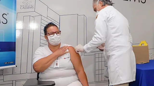 Capital inicia vacinação dos profissionais de hospitais particulares