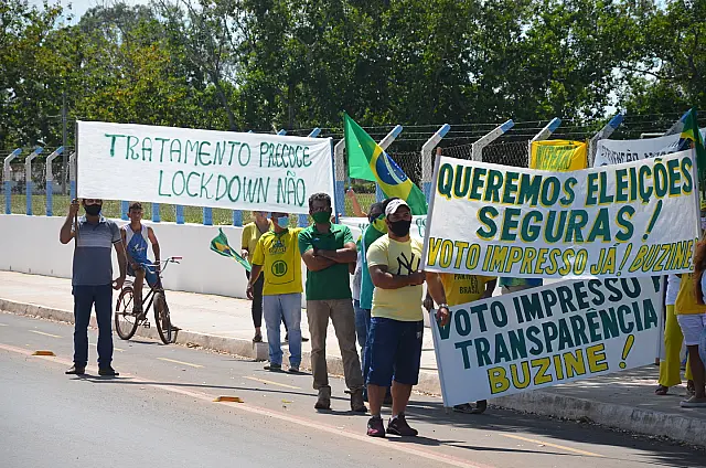 Apoiadores de Bolsonaro saem às ruas pedindo não ao "Lockdown" e sim à Intervenção Militar
