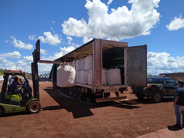PF apreende 150 kg de pasta base de cocaína na BR-262