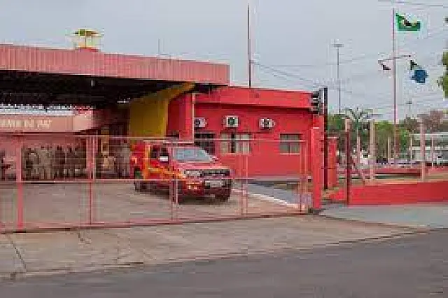 Bombeiros socorrem homem que estava sendo espancado
