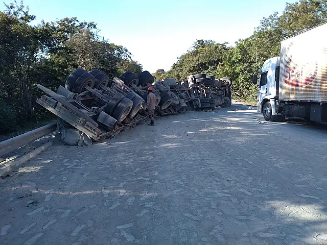 Carreta carregada de cimento tomba na BR-262 próximo a Miranda