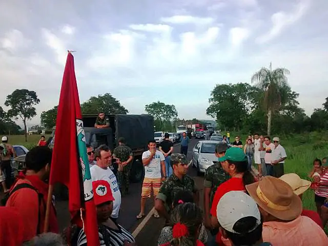 Manifestantes do MST bloqueiam rodovia que liga Aquidauana a Campo Grande