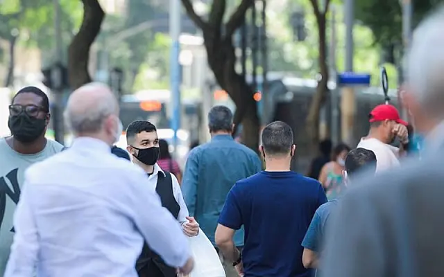 Pandemia registra 21,79 milhões de casos e 607,4 mil mortes