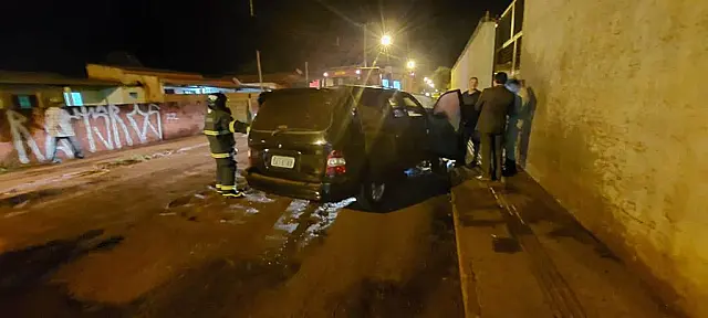Carro fica parcialmente destruído após pegar fogo