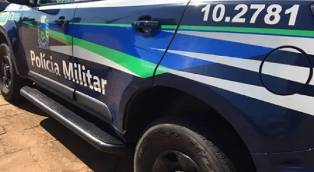 Homem agride esposa com pedaço de pau e faz ameaças de morte