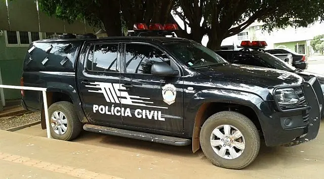 Travestis de moto derrubam e roubam homem em Anastácio