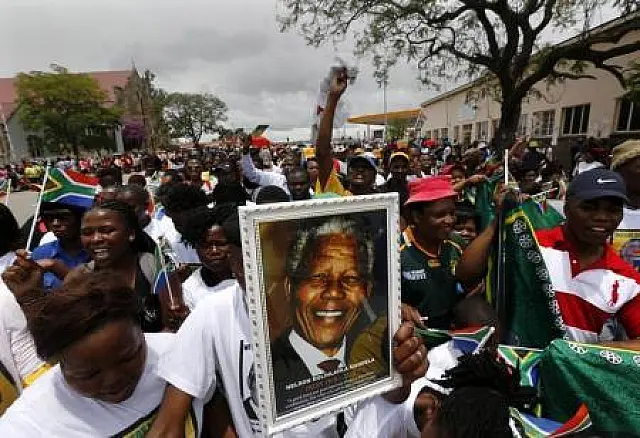 Caixão de Mandela chega ao vilarejo de Qunu; enterro será neste domingo