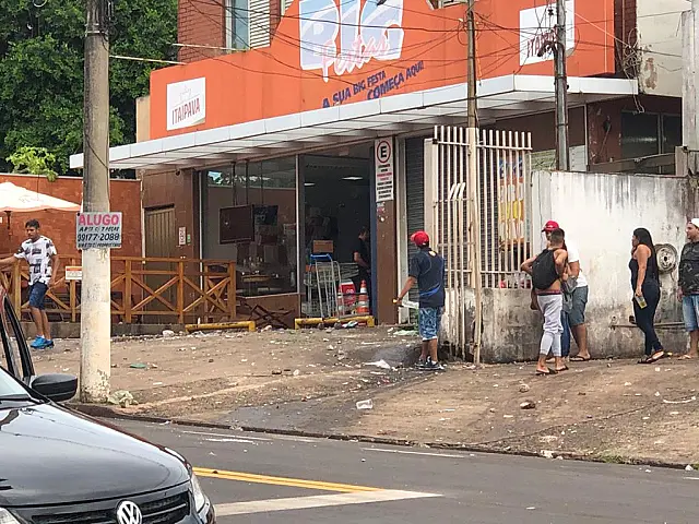 Confusão em frente a conveniência acaba com um ferido a tiros por segurança