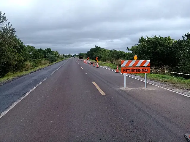 Erosão na BR-262, entre Miranda e Corumbá, deixa pista parcialmente interditada
