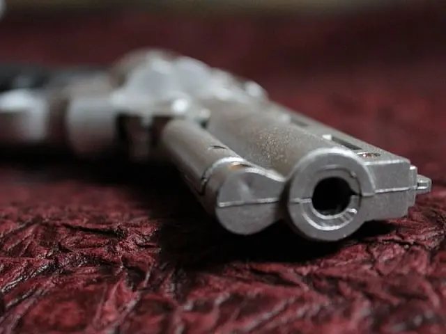 Homem atira acidentalmente na própria cabeça ao tentar limpar arma