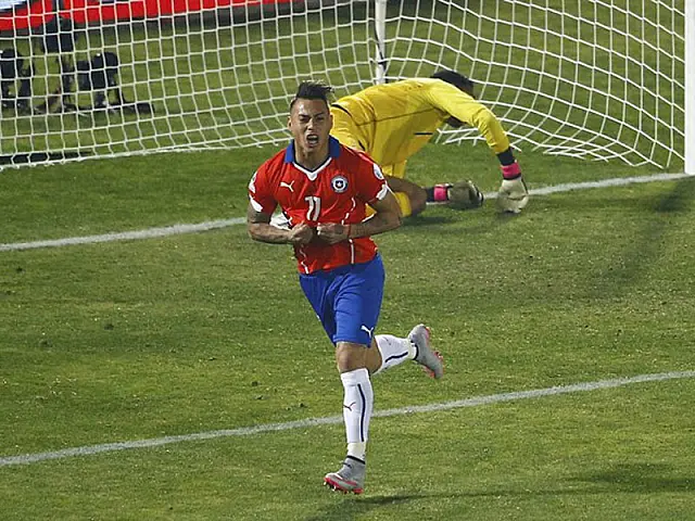 Vargas faz dois gols, assume artilharia e classifica o Chile para sonhada final