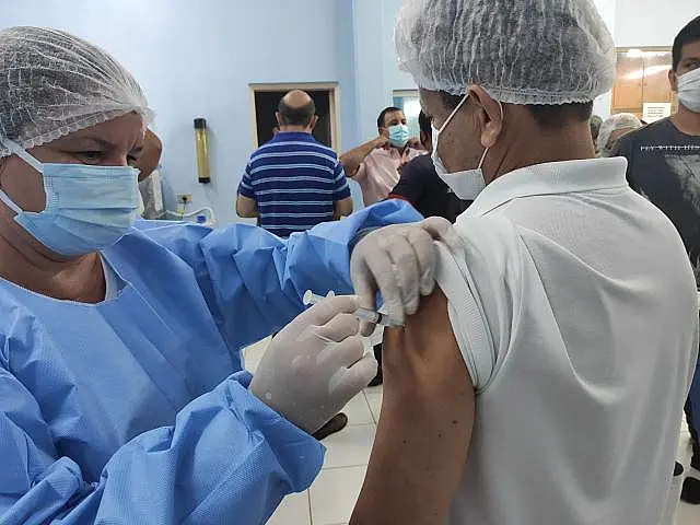 Efeitos da Coronavac em vacinados serão monitorados pelo Ministério da Saúde