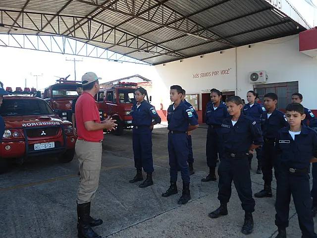 Patrulheiros mirins do 7º BPM visitam Corpo de Bombeiros