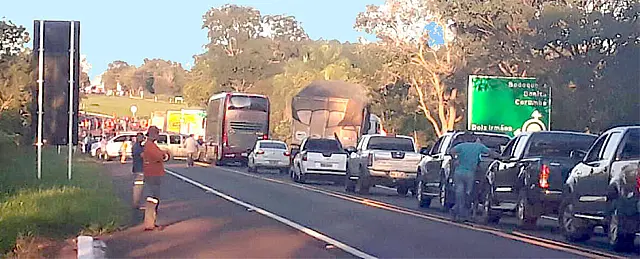 Em protesto contra prisão de Lula, Movimento Sem terra Bloqueia BR 262