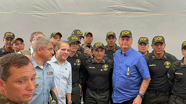 Coronel Wagner entrega medalha Águia da Fronteira a Bolsonaro