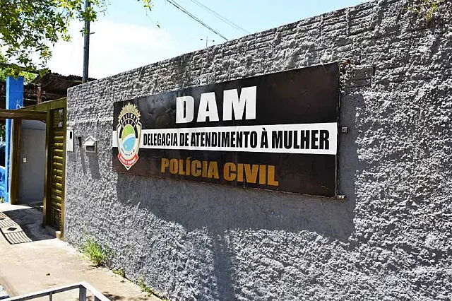 Mulher busca ajuda da polícia após violência doméstica e difamação