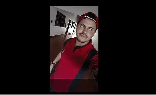 Rapaz é assassinado com tiros na cabeça em frente de casa