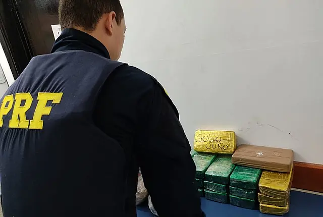 Homem é flagrado transportando cocaína e maconha