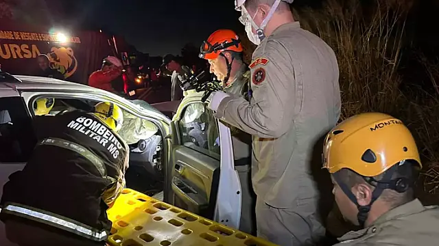 Mulher fica presa nas ferragens após colisão entre Fiat Strada e carreta na MS-040