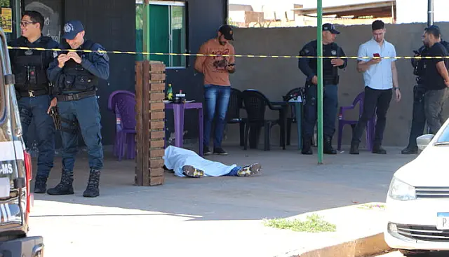 Homem é assassinado a tiros enquanto almoçava em restaurante de Chapadão do Sul